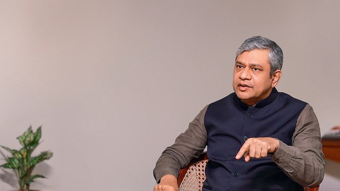 इंटरव्यू के दौरान रेल मंत्री अश्विनी वैष्णव