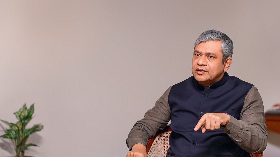 इंटरव्यू के दौरान रेल मंत्री अश्विनी वैष्णव