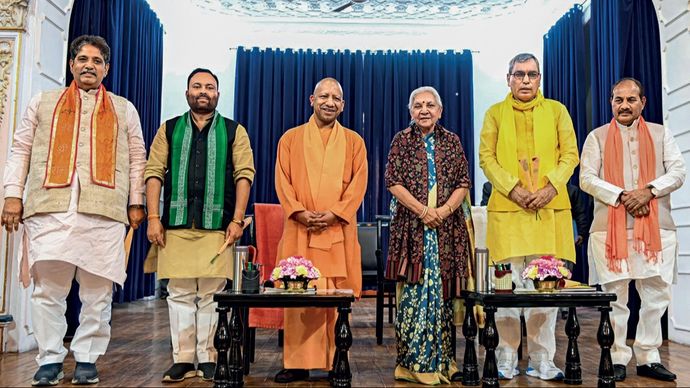 बढ़ा दायरा योगी मंत्रिमंडल के नए मंत्री शपथ लेने के बाद मुख्यमंत्री और राज्यपाल के साथ