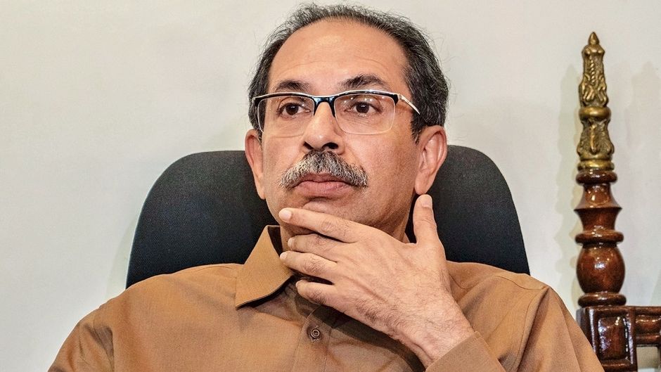 मुंबई स्थित अपने निवास मातोश्री पर पत्रकारों से बात करते शिवसेना (यूबीटी) प्रमुख उद्धव ठाकरे