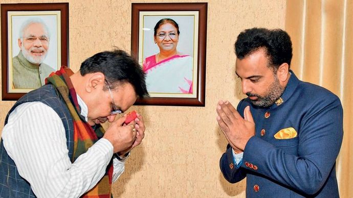 उदयपुर में सीएम भजनलाल के साथ मेवाड़ की पूर्व रियासत के वंशज लक्ष्यराज सिंह मेवाड़