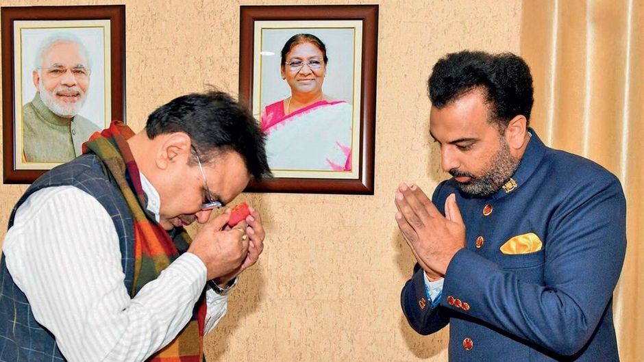 उदयपुर में सीएम भजनलाल के साथ मेवाड़ की पूर्व रियासत के वंशज लक्ष्यराज सिंह मेवाड़