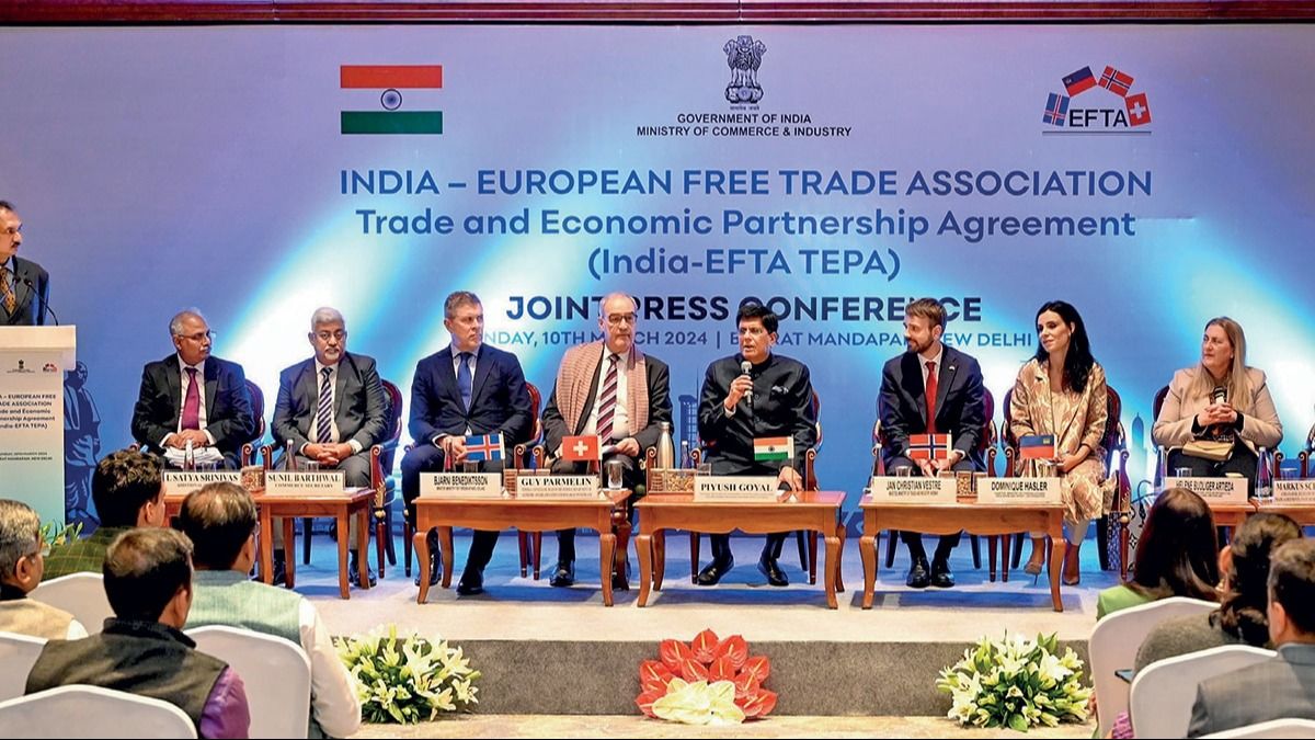  नई दिल्ली में 10 मार्च को भारत-ईएफटीए करार पर दस्तखत के बाद अपने समकक्षों के साथ मीडिया से मुखातिब केंद्रीय मंत्री पीयूष गोयल