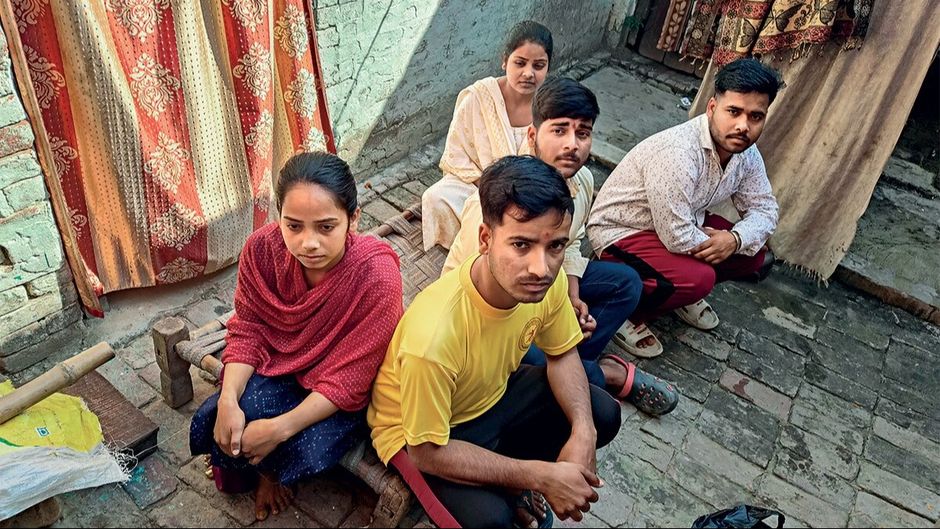 कोविड-19 के दौर में मां और उसके ठीक बाद पिता को खोने वाले हरिओम और उनके भाई-बहन एक छोटी-सी दुकान के सहारे