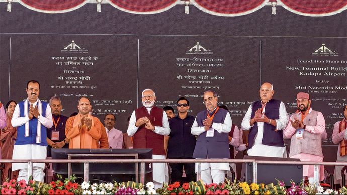 मंदुरी हवाई अड्डे से आजमगढ़ में कई योजनाओं का ऐलान करते हुए पीएम मोदी