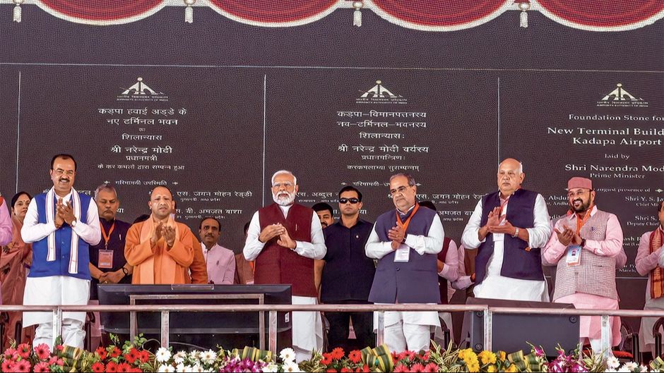 मंदुरी हवाई अड्डे से आजमगढ़ में कई योजनाओं का ऐलान करते हुए पीएम मोदी