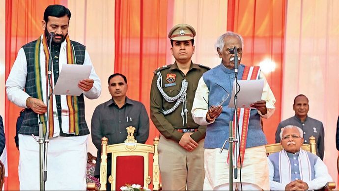 हरियाणा के सीएम पद की शपथ लेते हुए नायब सैनी