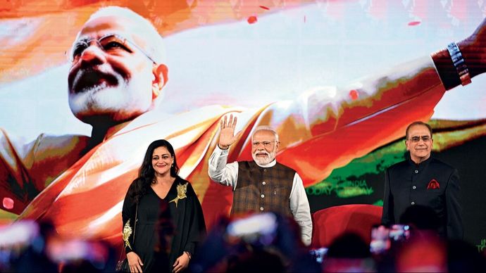 प्रधानमंत्री नरेंद्र मोदी के साथ इंडिया टुडे ग्रुप के चेयरमैन और प्रधान संपादक अरुण पुरी तथा वाइस-चेयरपर्सन और कार्यकारी प्रधान संपादक कली पुरी