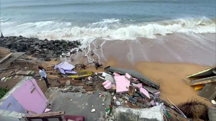 कोल्लम में ऊंची लहरों के कारण क्षतिग्रस्त हुए मकान/फोटो-एएनआई