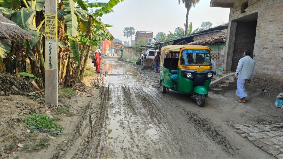 पूर्व केंद्रीय मंत्री पशुपति पारस के गोद लिए गांव जाफरपट्टी की बदहाल सड़क