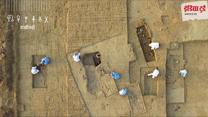 राखीगढ़ी के अवशेषों को निकालने में व्यस्त शोधकर्ता/इंडिया टुडे हिंदी मैगजीन - 2015