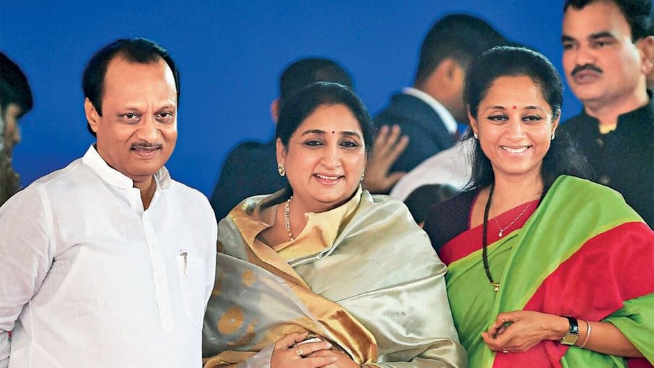 अजीत पवार, उनकी पत्नी सुनेत्रा पवार और सुप्रिया सुले (सबसे दाएं)