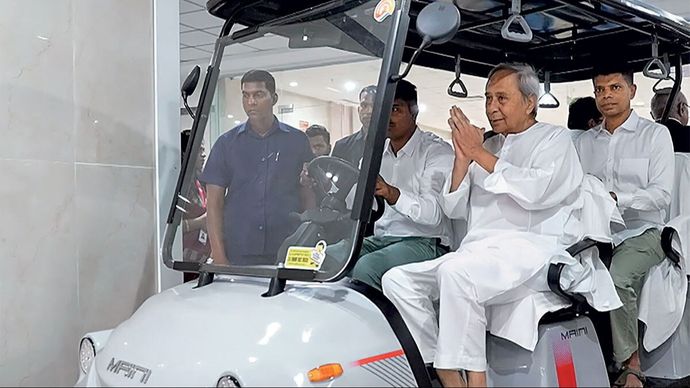 भुवनेश्वर में पिछले महीने एक अस्पताल के शुभारंभ के मौके पर मुख्यमंत्री नवीन पटनायक. उनके सहयोगी वी.के. पांडियन पीछे बैठे दिख रहे हैं