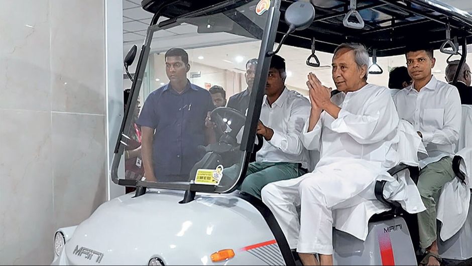 भुवनेश्वर में पिछले महीने एक अस्पताल के शुभारंभ के मौके पर मुख्यमंत्री नवीन पटनायक. उनके सहयोगी वी.के. पांडियन पीछे बैठे दिख रहे हैं