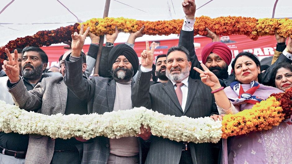 जम्मू-कश्मीर अपनी पार्टी के प्रमुख अल्ताफ बुखारी (बाएं से चौथे) का जम्मू में अभिनंदन करते पार्टी कार्यकर्ता