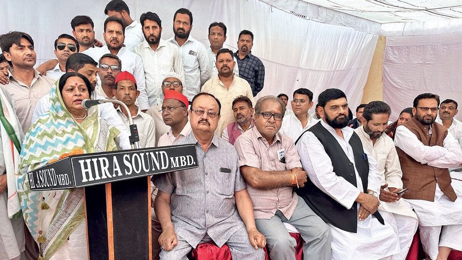 मुरादाबाद के सपा कार्यालय में कार्यकर्ताओं को संबोधित करती पार्टी की उम्मीदवार रुचि वीरा