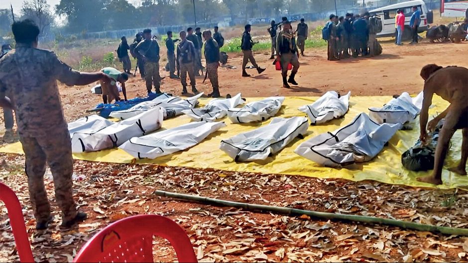 1 अप्रैल की रात मुठभेड़ में मारे गए माओवादियों के शव