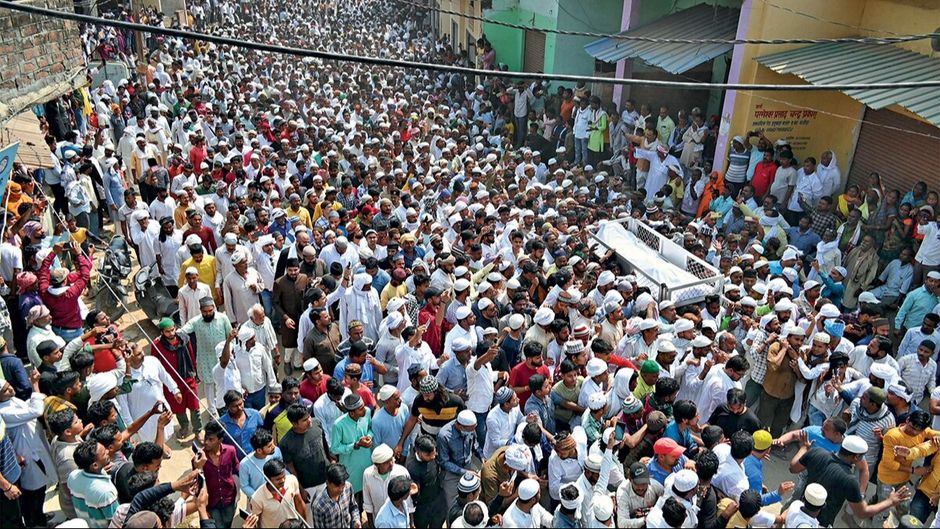 गाजीपुर के पास मुहम्मदाबाद तहसील के यूसुफ बाजार में मुख्तार अंसारी के जनाजे का दृश्य