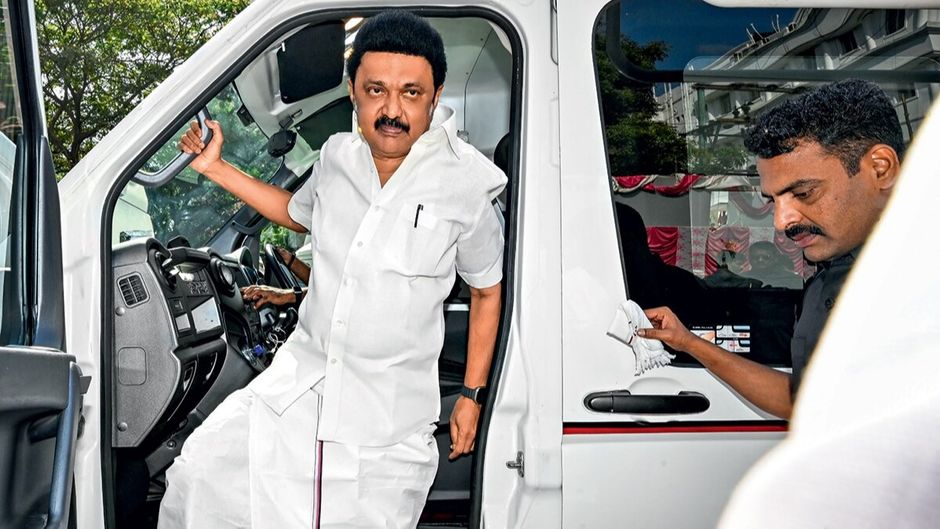 डीएमके प्रमुख एम. के. स्टालिन 7 अप्रैल को पुदुच्चेरी में अपने प्रचार वाहन से निकलते हुए