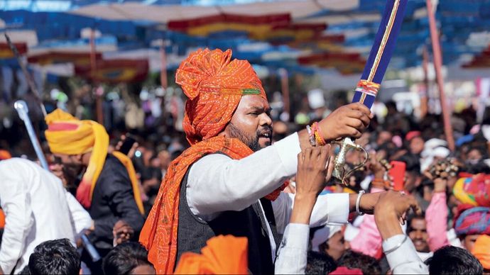 पार्टी के मना करने के बावजूद मैदान में डटे कांग्रेस के अरविंद डामोर