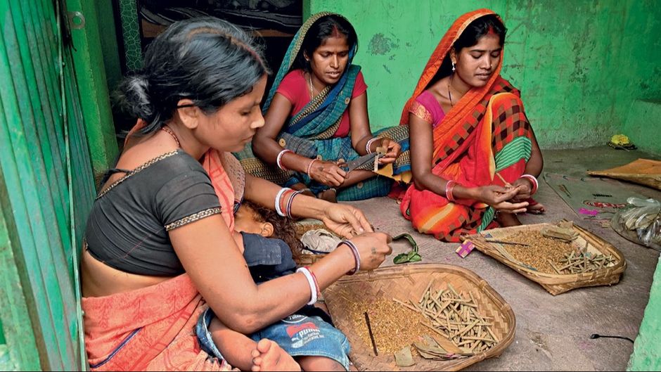 जमुई जिले के तेतरिया में बीड़ी बनातीं महिलाएं
