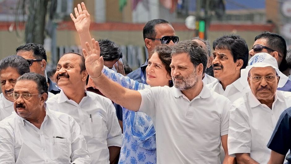 वायनाड में एक रोड शो के दौरान बहन प्रियंका के साथ राहुल गांधी