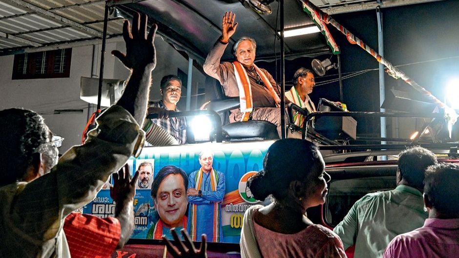 8 अप्रैल को तिरुवनंतपुरम में प्रचार अभियान के दौरान रथ पर सवार शशि थरूर