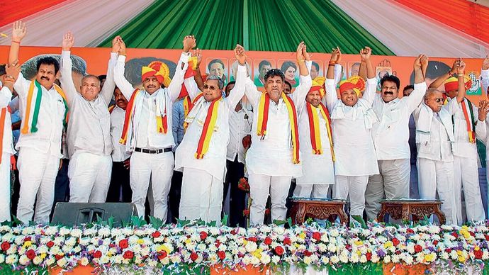 कर्नाटक के सीएम सिद्धारमैया कांग्रेस के दूसरे नेताओं के साथ बेंगलोर की एक रैली में