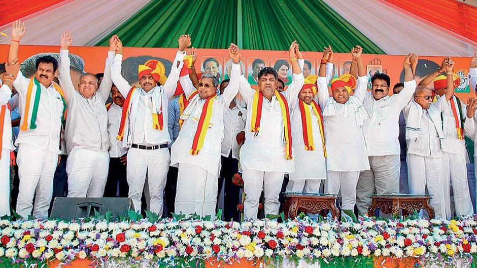 कर्नाटक के सीएम सिद्धारमैया कांग्रेस के दूसरे नेताओं के साथ बेंगलोर की एक रैली में