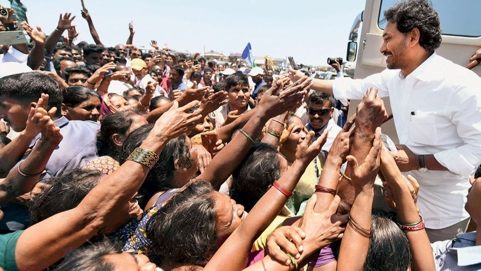 तिरुपति में वाईएसआरसीपी के रोड शो में सीएम जगन मोहन रेड्डी