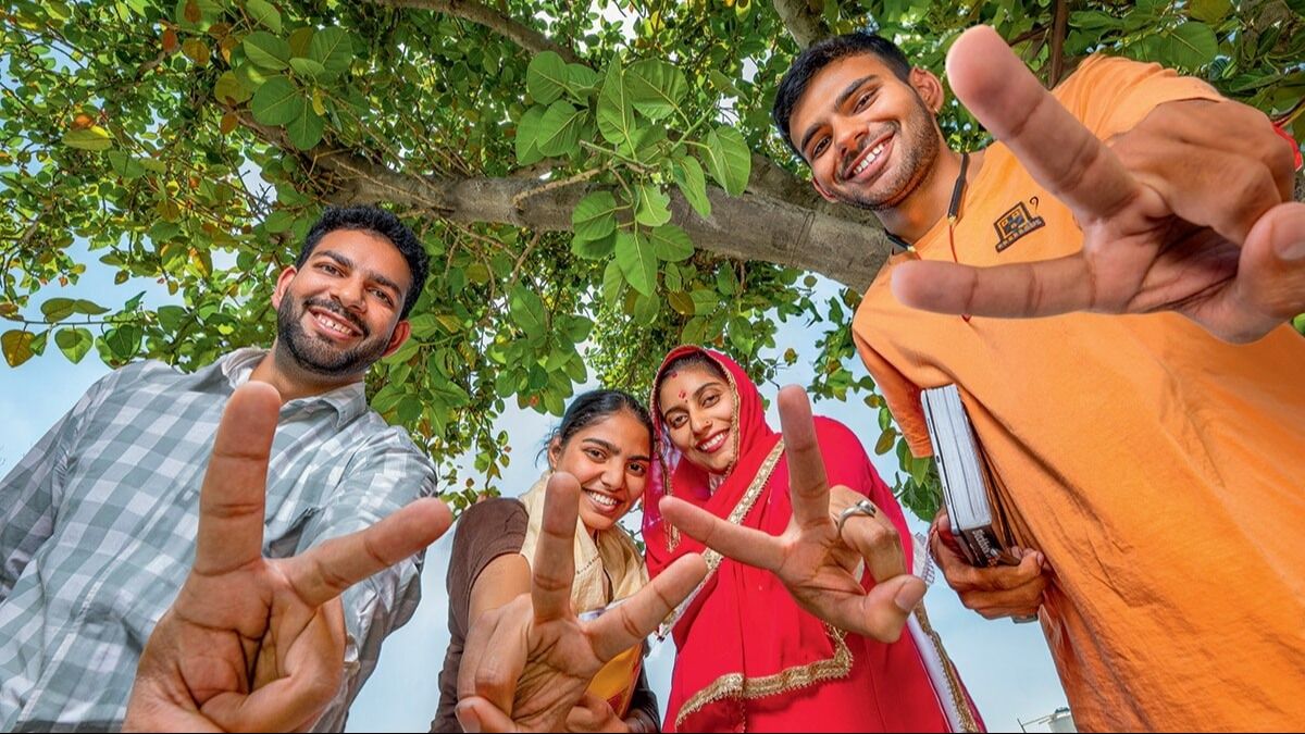 हरियाणा में सोनीपत जिले के शेखपुरा गांव में चुनाव के लिए उत्साहित युवा 