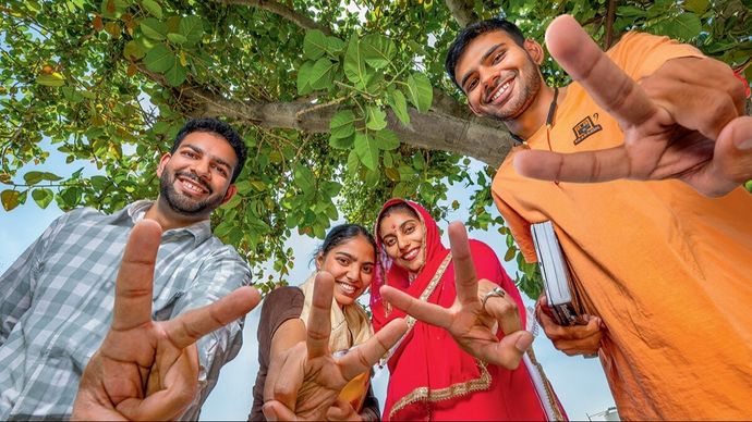 हरियाणा में सोनीपत जिले के शेखपुरा गांव में चुनाव के लिए उत्साहित युवा