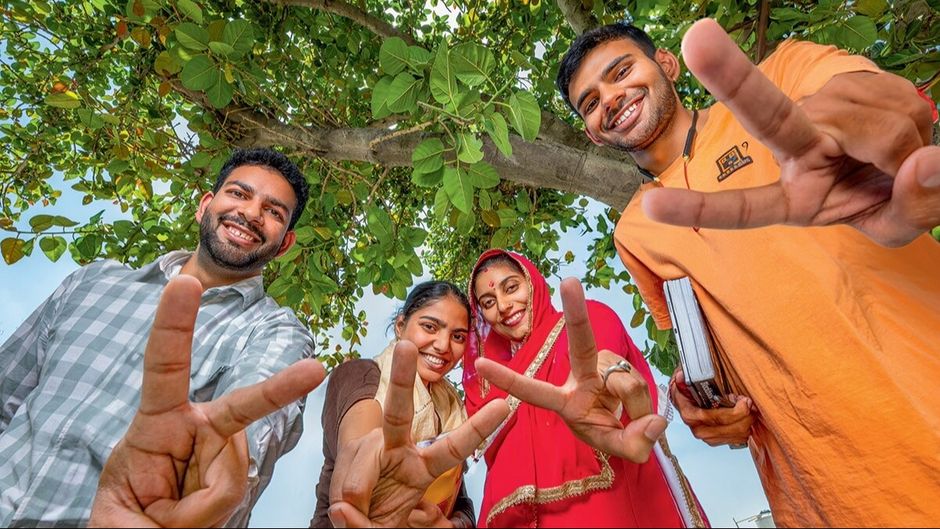 हरियाणा में सोनीपत जिले के शेखपुरा गांव में चुनाव के लिए उत्साहित युवा