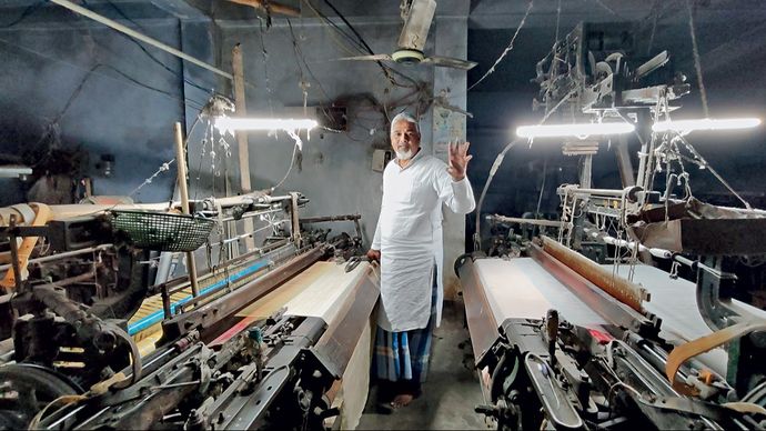 भागलपुर बुनकर संघ के पूर्व अध्यक्ष इबरार अंसारी अपने पावरलूम के साथ