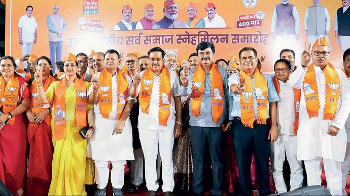 गुजरात प्रदेश भाजपा प्रमुख सी.आर. पाटील (बाएं से पांचवें) पार्टी नेताओं के साथ 7 अप्रैल को नवगाम में