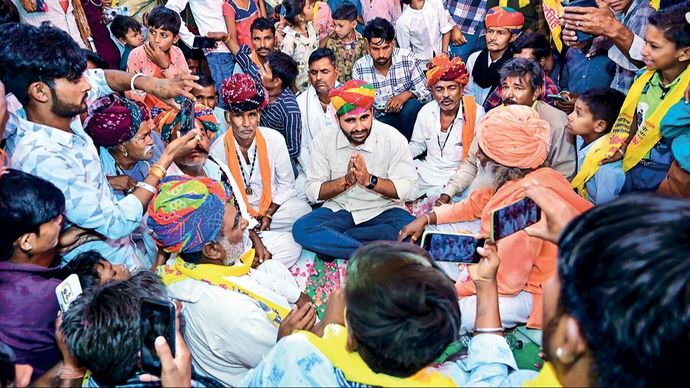 बाड़मेर में बुजुर्गों से वोट मांगते हुए निर्दलीय प्रत्याशी रवींद्र सिंह भाटी