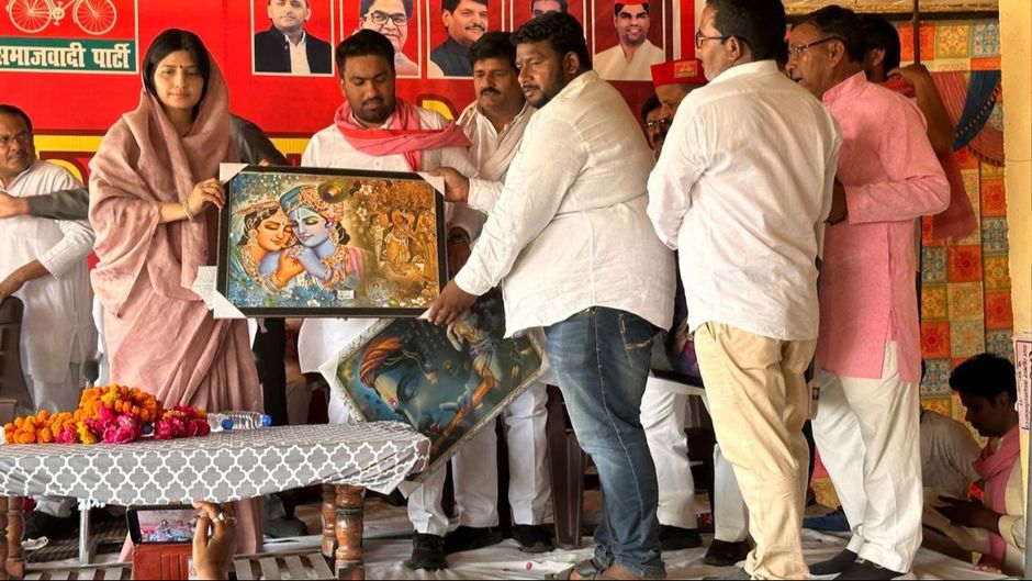 मैनपुरी में सपा कार्यकर्ताओं से भेंट स्वीकर करतीं डिंपल यादव