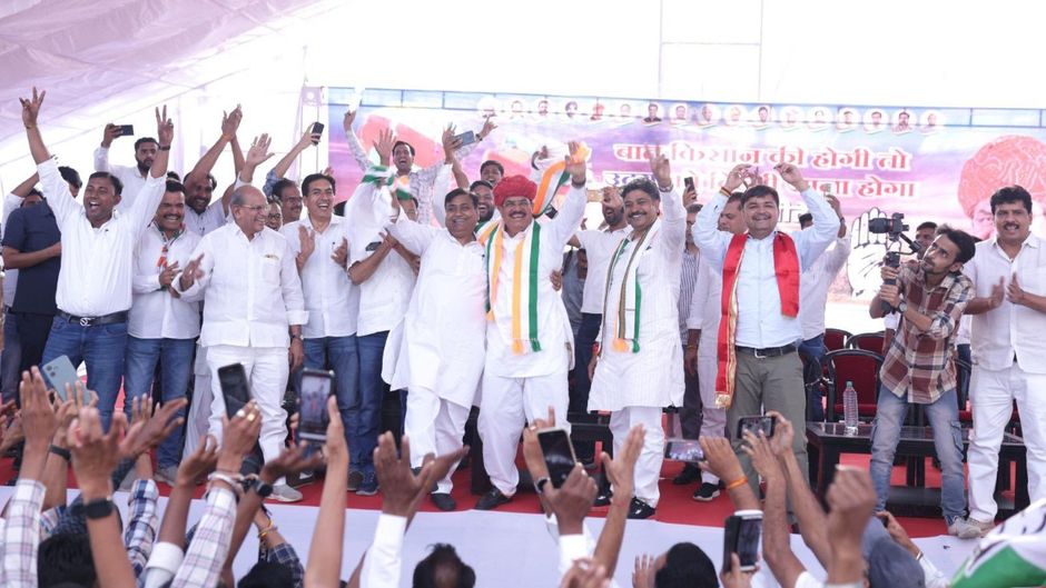 राजस्थान कांग्रेस के अध्यक्ष गोविंद सिंह डोटासरा अपने साथी नेताओं के साथ 'तेजल सुपर-डुपर' पर डांस करते हुए