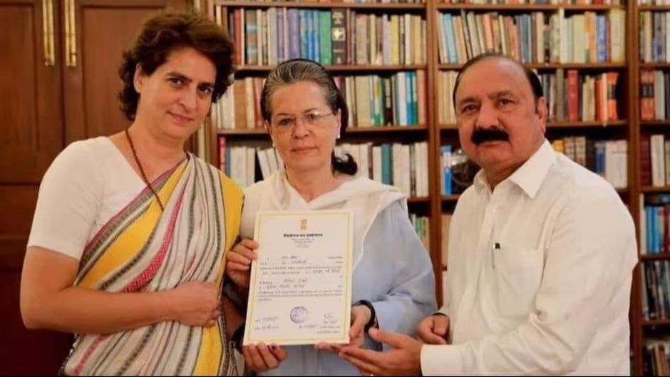 केएल शर्मा सोनिया गांधी और प्रियंका गांधी के साथ