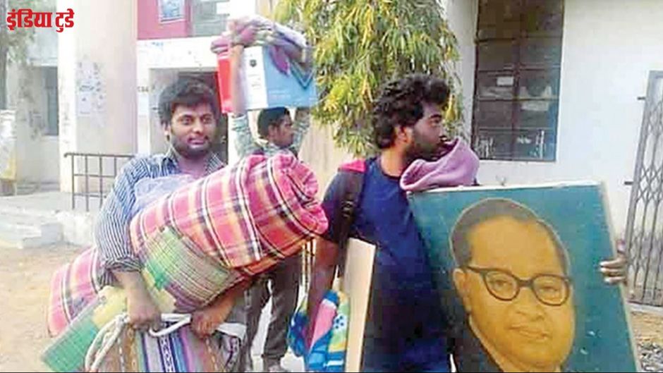 हॉस्टल से निलंबित किए जाने के बाद आंबेडकर की तस्वीर के साथ रोहित वेमुला/तस्वीर - सोशल मीडिया
