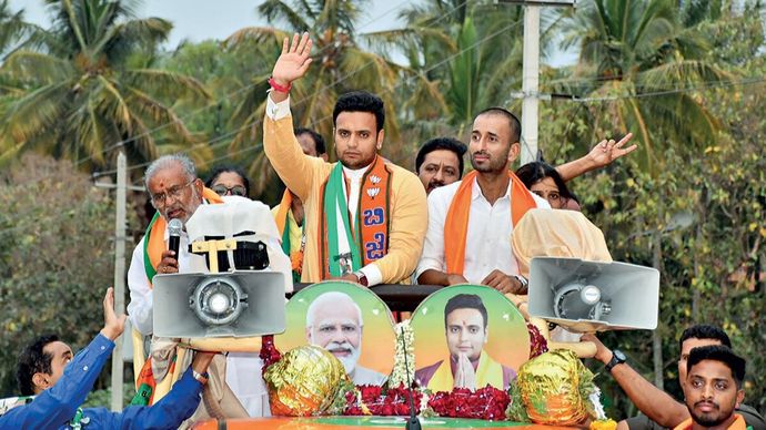 चामुंडेश्वरी में प्रचार के दौरान यदुवीर कृष्णदत्ता चामराज वाडियार