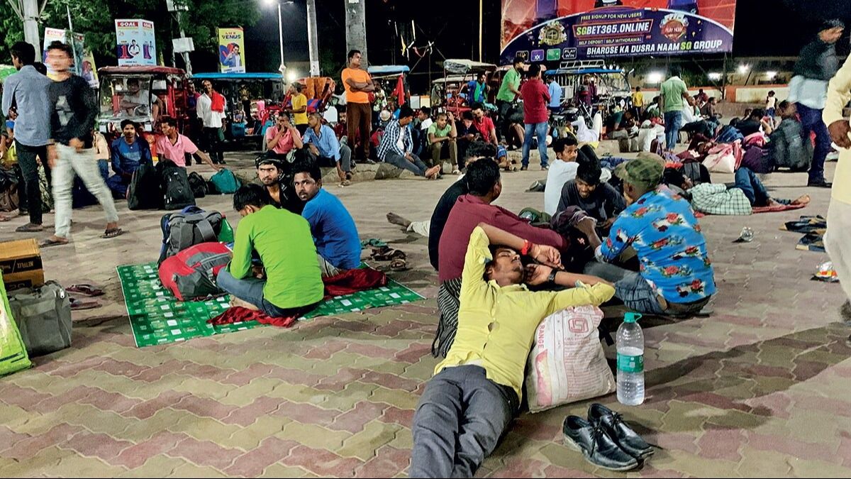 सहरसा जंक्शन पर देर रात प्रवासी मजदूरों की भीड़