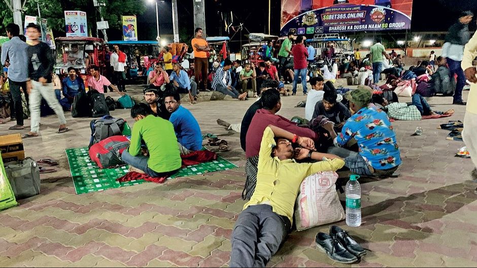 सहरसा जंक्शन पर देर रात प्रवासी मजदूरों की भीड़