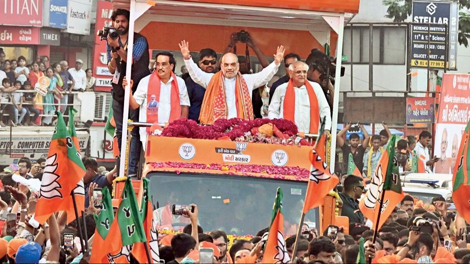 18 अप्रैल को गांधीनगर लोकसभा क्षेत्र में रोड शो के दौरान केंद्रीय गृह मंत्री अमित शाह