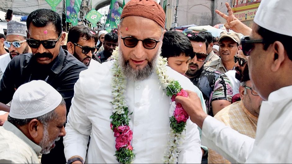 19 अप्रैल को हैदराबाद में लोकसभा चुनाव का नामांकन दाखिल करने के बाद असदुदीन ओवैसी