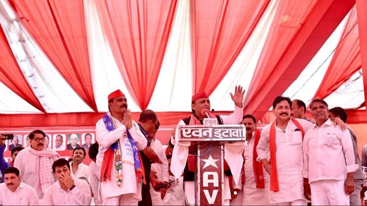 इटावा में सपा उम्मीदवार जितेंद्र दोहरे के पक्ष में रैली करते पार्टी के राष्ट्रीय अध्यक्ष अखिलेश यादव
