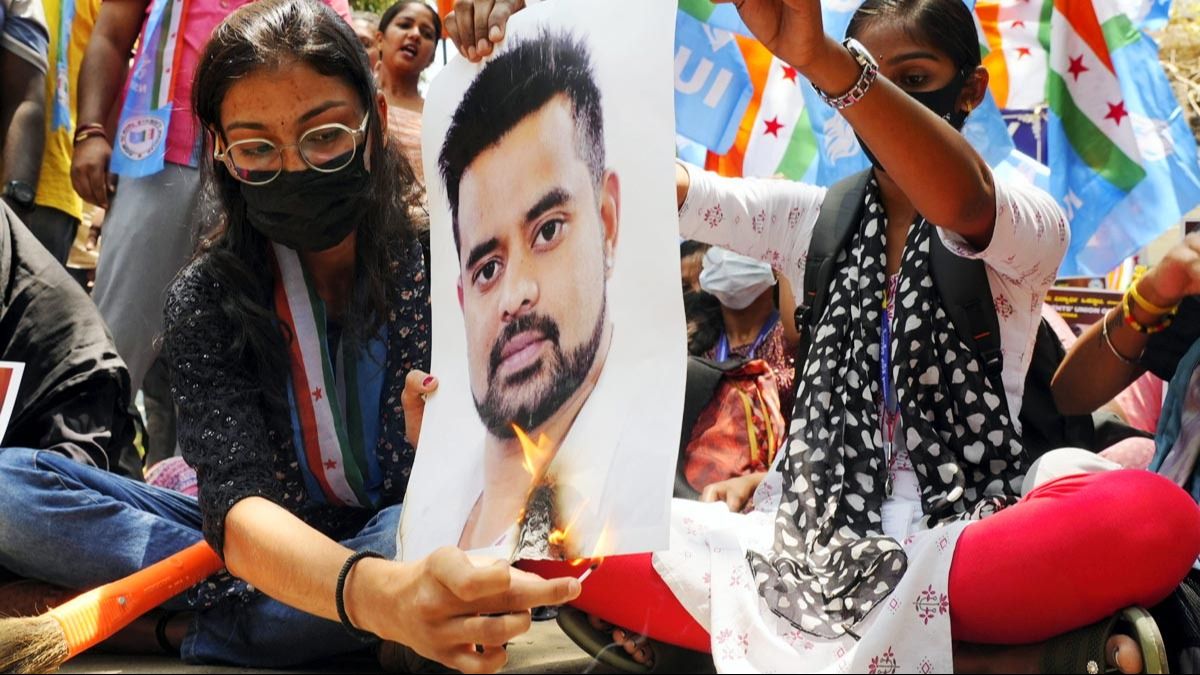 रेवन्ना के खिलाफ प्रदर्शन करती लड़कियां