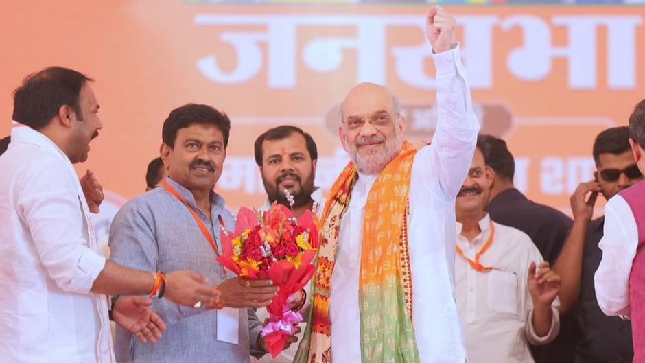 खीरी लोकसभा सीट पर एक रैली में केंद्रीय गृह मंत्री अमित शाह के साथ अजय मिश्र टेनी