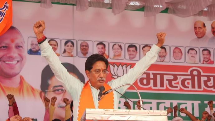 झांसी-ललितपुर लोकसभा सीट पर चुनाव प्रचार करते भाजपा उम्मीदवार अनुराग शर्मा