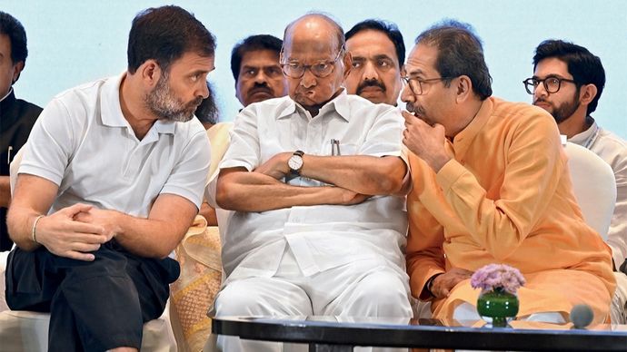 मुंबई में 1 सितंबर, 2023 को कांग्रेस नेता राहुल गांधी, एनसीपी (एससीपी) मुखिया शरद पवार और शिवसेना (यूबीटी) प्रमुख उद्धव ठाकरे